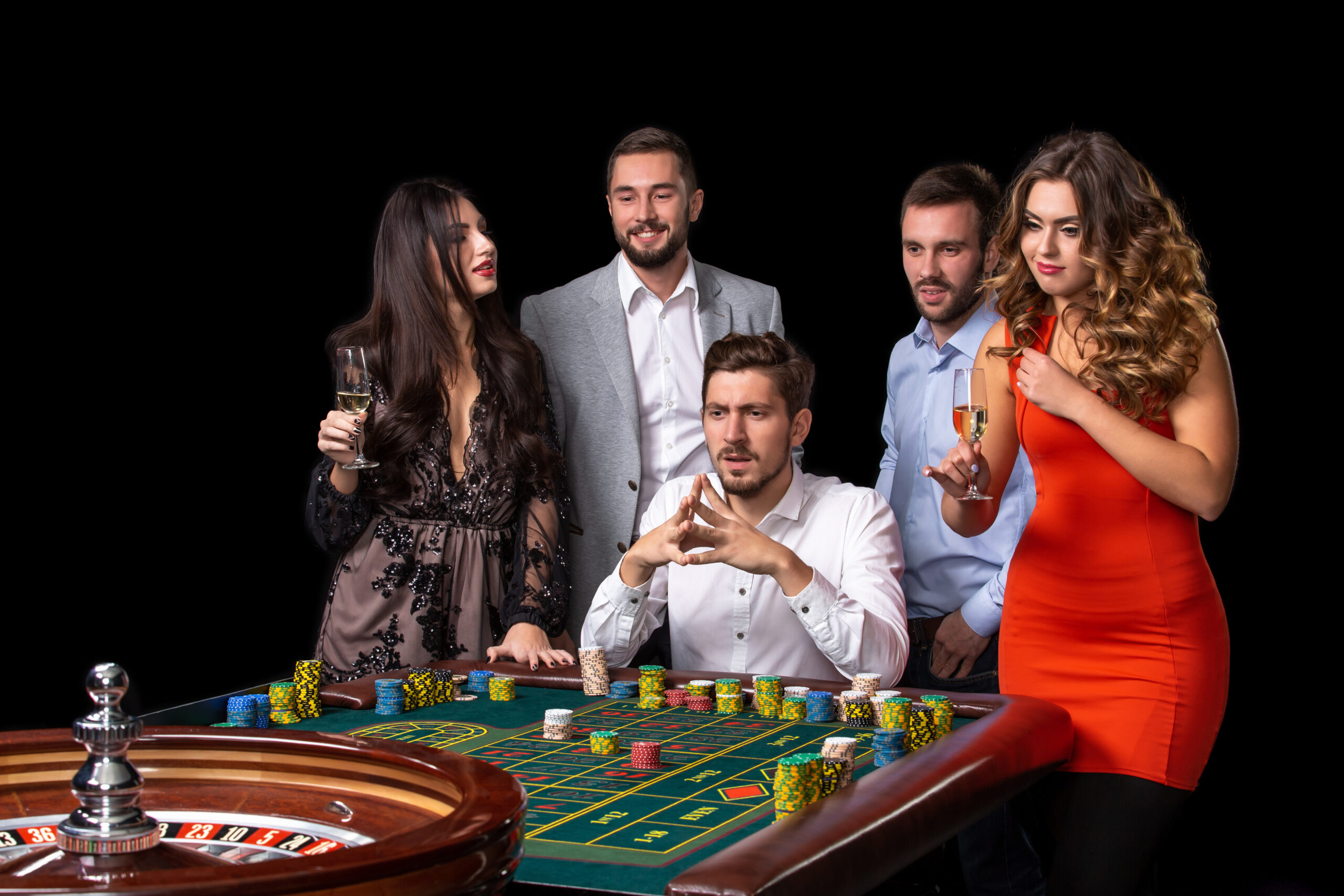 Usporedba matematike i sreće u online casinu uz prikaz ruleta i žetona